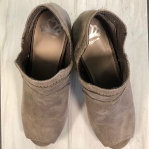 Fergalicious Holiday bootie 9.5